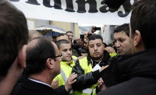 Plusieurs dizaines de salariés de l'usine PSA d'Aulnay-sous-Bois (Seine-Saint-Denis) manifestaient mercredi soir près du studio 107 où doit se tenir le débat entre les deux derniers candidats en lice pour l'élection présidentielle