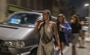 Des jeunes boivent une bière dans le quartier festif de la Plaine à Marseille