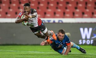 Le centre ou ailier des Lions Wandisile Simelane plonge dans l'en-but des Bulls, lors d'un match du Super Rugby Unlocked, le 7 novembre 2020.