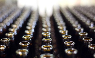 Le marché de la bière poursuit sa consolidation avec l'acquisition par le premier brasseur mondial, AB InBev, propriétaire de Stella Artois et Budweiser, du groupe mexicain Grupo Modelo, surtout connu pour sa marque Corona.