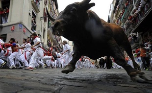 Un lâcher de taureaux lors des fêtes de la San Fermin à Pampelune, dans le nord de l'Espagne.