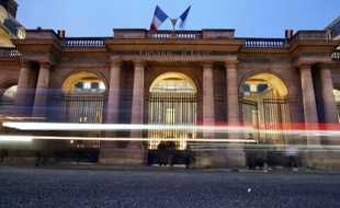 Des policiers devant le Conseil d'Etat, le 10 juin. La plus haute juridiction administrative a rejeté les recours de 5 hommes, condamnés pour des actes de terrorisme, qui contestaient la déchéance de leur nationalité française