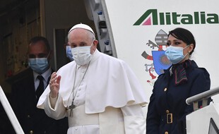 Le pape François au moment de prendre l'avion, à Rome, pour l'Irak, le 5 mars.