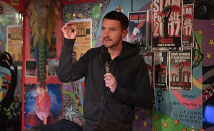 Olivier Besancenot en meeting dans un bar à Paris le 28 février 2017.
