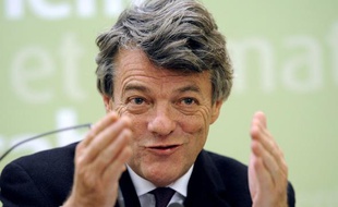 Jean-Louis Borloo, le 23 octobre 2010, lors d'une conférence de presse sur la pénurie de carburant en France.
