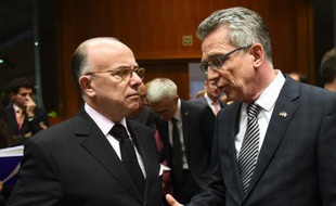 Les ministres de l'Intérieur français Bernard Cazeneuve (g) et allemand Thomas de Maizière au Conseil européen à Bruxelles, le 20 novembre 2015