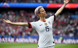 Megan Rapinoe célèbre son but face à l'équipe de France.