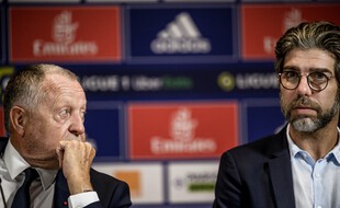 Juninho, ici aux côtés de son président Jean-Michel Aulas, lors de la présentation de Jérôme Boateng devant la presse, le 1er septembre dernier.