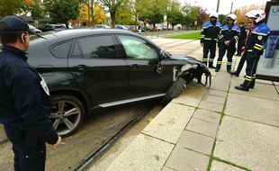 Une BMW s'est retrouvée encastrée sur le quai du tramway, au Mans