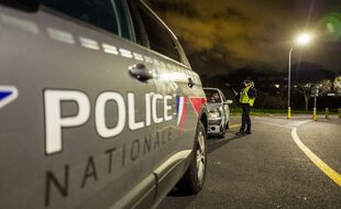 Des policiers de Toulouse, lors d'un contrôle du couvre-feu. Illustration.