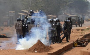 Trois combattants de l'ex-rébellion Séléka ont été tués dimanche au cours d'une opération de désarmement dans un quartier nord de Bangui, suscitant des manifestations d'hostilités de musulmans contre l'intervention militaire française.