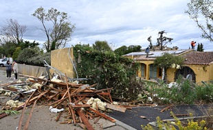 Des orages et une mini tornade ont fait d'importants dégâts à Arles.
