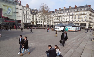 La place du Commerce et ses environs environs doivent faire l'objet d'une revalorisation.