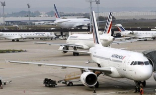 Des hôtesses et stewards d'Air France ont entamé samedi matin une grève de cinq jours, en pleine vacances de la Toussaint, pour protester contre les réductions d'équipages, grève que la direction s'efforce d'atténuer en limitant le nombre de passagers sur certains vols et en affrétant des avions d'autres compagnies