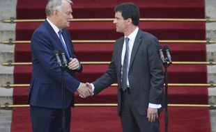 Jean-Marc Ayrault et Manuel Valls, lors de la passation de pouvoir le 1er avril 2014 à Matignon à Paris