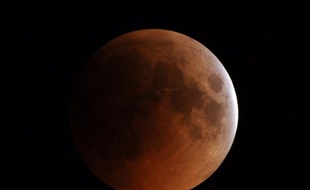 Une éclipse totale de Lune devait être visible samedi à partir de 14H06 GMT pendant près d'une heure en Asie, en Australie et dans une partie de l'Amérique du Nord, de l'Europe de l'Est et de la Scandinavie, si le ciel est clair.