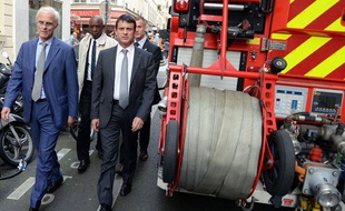 Manuel Valls arrive sur les lieux de l'explosion rue d'Enghien, le 27 septembre 2012.
