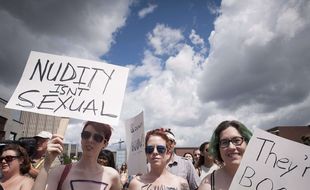 Une manifestation pour défendre le droit des femmes de se promener seins nus, à Waterloo, au Canada, le 1er août 2015.