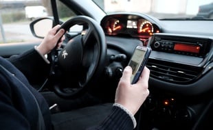 Les automobilistes qui commettent une infraction routière avec leur téléphone à la main verront désormais leur permis de conduire immédiatement retenu
