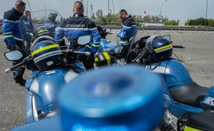 Des gendarmes à moto au bord d'une autoroute. (illustration)