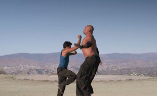 Des acteurs reproduisent un shoryuken de Street Fighter.