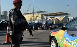 Rio de Janeiro (Brésil), le 5 juillet 2016. Des militaires participent à des exercices sur le futur village olympique de Rio.