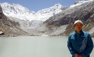 Saul Luciano Lliuya, un guide de montagne devant un glacier du Mont Churup dans la région d'Ancash, dans le nord du Pérou le 15 septembre 2015