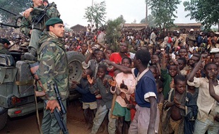 Un camp de réfugiés Hutu fête l'arrivée à Butare de militaires français, dans le cadre de l'opération Turquoise, le 3 juillet 1994
