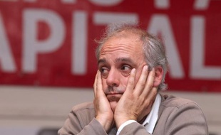 Philippe Poutou, candidat du NPA à la présidentielle, a plaidé mardi, au cours de la présentation de ses voeux, pour une "explosion sociale", et souhaité que Nicolas Sarkozy "dégage", tout en estimant que sa "rechange" François Hollande n'était "pas une bonne solution".