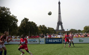 Les Kenyans disputent un match à la Coupe du monde des sans-abri organisée à Paris, sur le Champ de mars, le22 août 2011.