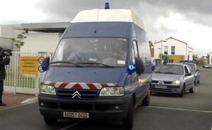 Un fourgon cellulaire de gendarmerie
