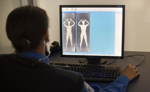Une hôtesse de l'air ayant survécu à un cancer du sein s'est vu demander lors d'un contrôle de sécurité dans un aéroport américain de montrer sa prothèse mammaire, a rapporté vendredi une chaîne de télévision locale.