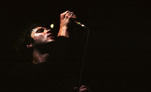Bertrand Cantat, le chanteur de Noir Désir en concert à Paris, le 14 mai 2002.