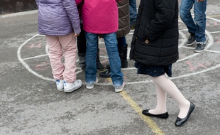 Des enfants dans la cour d'une école élémentaire à Paris.
