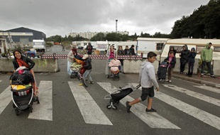 Les forces de l'ordre procédaient à l'évacuation partielle du plus grand camp de Roms de Lille, à Lille-Sud, le 11 septembre 2013.