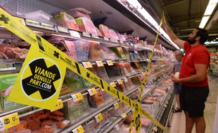 Dans un supermarché de Mont-de-Marsan (Landes), un jeune agriculteur installe des rubans «viande de nulle part», le 21 juillet 2015.