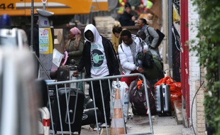 Des habitants viennent récupérer quelques affaires dans leurs logements évacués à Marseille.
