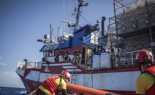 Des membres d'une ONG espagnole approchent du «Nuestra Madre Loreto», qui a recueilli 12 migrants, le 24 novembre 2018..