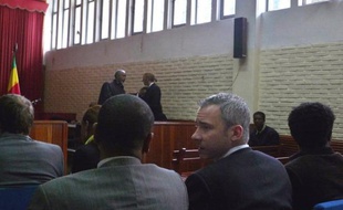 Deux journalistes suédois reconnus coupables de "soutien au terrorisme" et d'entrée illégale en Ethiopie ont été condamnés mardi à 11 ans de prison par un tribunal d'Addis Abeba.
