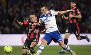 Lyon, vainqueur de Nice (3-0) samedi lors de la 19e journée de Ligue 1, ne lâche rien et s'accroche aux basques du leader parisien qui ne le devance qu'à la différence de buts à l'issue de la phase aller.