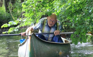 Rüdiger Nehberg, connu sous le nom de "Sir Vival", pagaie dans son canot près de Hambourg, le 26 juin 2014