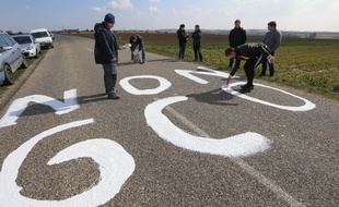 Une action de mobilisation de militants opposés au projet de GCO, début 2016. Illustration