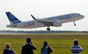 L'avionneur européen Airbus (EADS) a annoncé mercredi avoir finalisé avec la compagnie libanaise Middle East airlines (MEA) un contrat portant sur l'achat de 10 Airbus de la famille A320neo (moyen-courriers remotorisés) d'une valeur d'un milliard de dollars au prix catalogue.