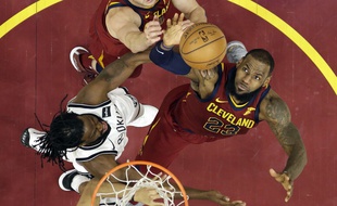 LeBron James à la lutte pour un rebond.