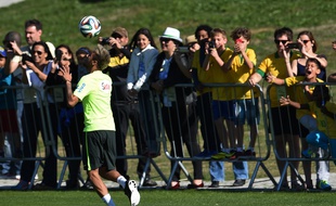 Neymar s'entraîne devant des supporters du Brésil, le 25 juin 2014 à Teresopolis.
