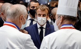 Emmanuel Macron a reçu un projectile lors d'une visite