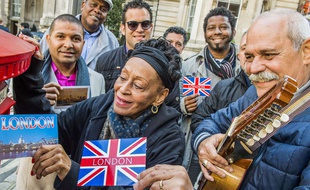 Des membres du Orquesta Buena Vista Social Club envoient des cartes postales de Londres, le 26 février 2016