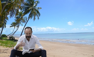 Edouard Philippe lit tranquillement sur la plage abandonnée.