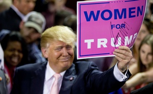 Donald Trump tient une pancarte "Les femmes avec Trump" après une rencontre à Valdosta (Etats-Unis), le 29 février 2016.