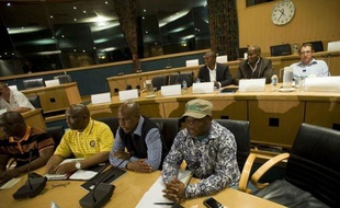 Des négociations cruciales se sont ouvertes mercredi pour tenter de résoudre le plus violent conflit social depuis des années en Afrique du Sud qui a fait 44 morts à la mine de Marikana.